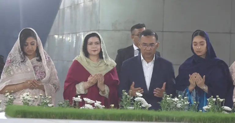 বাবা-মার কবর জিয়ারত করেন তারেক রহমান